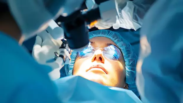 Астанада көзіне лазерлі ота жасатқан үш баланың анасы көз жұмды  