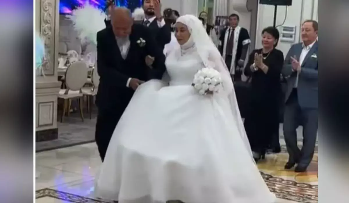 75-летний аксакал устроил свадьбу и одел супругу в белое платье (ВИДЕО)