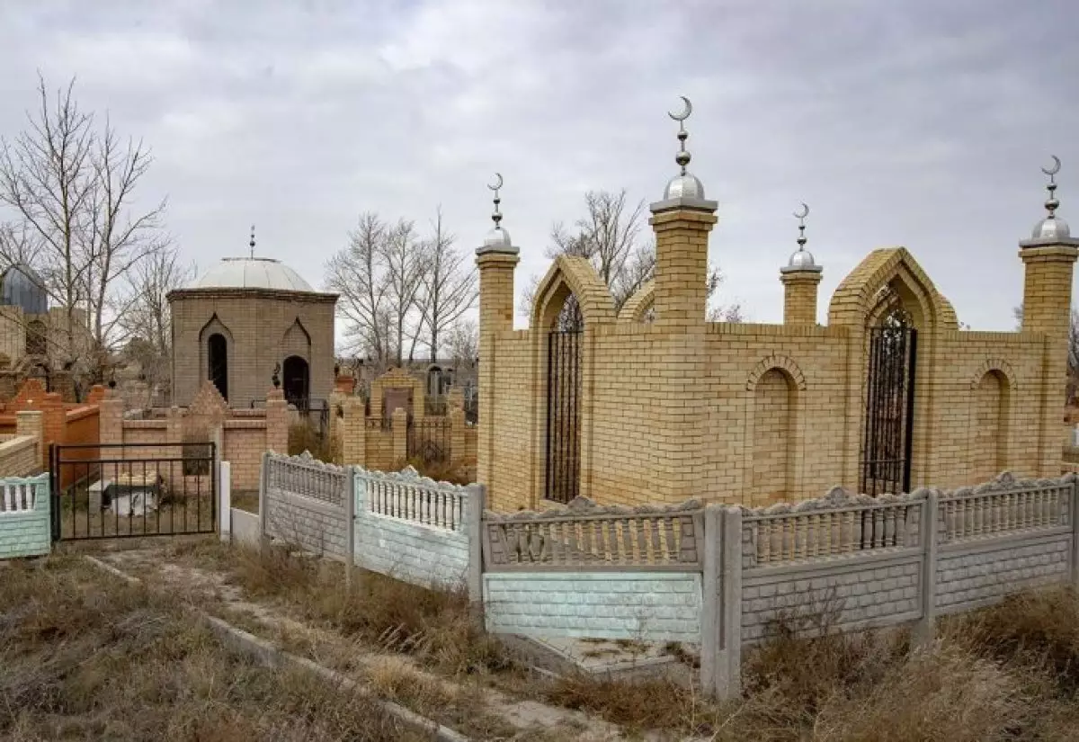 Атырауда белгісіз біреулер зиратты қиратып кеткен (ВИДЕО)