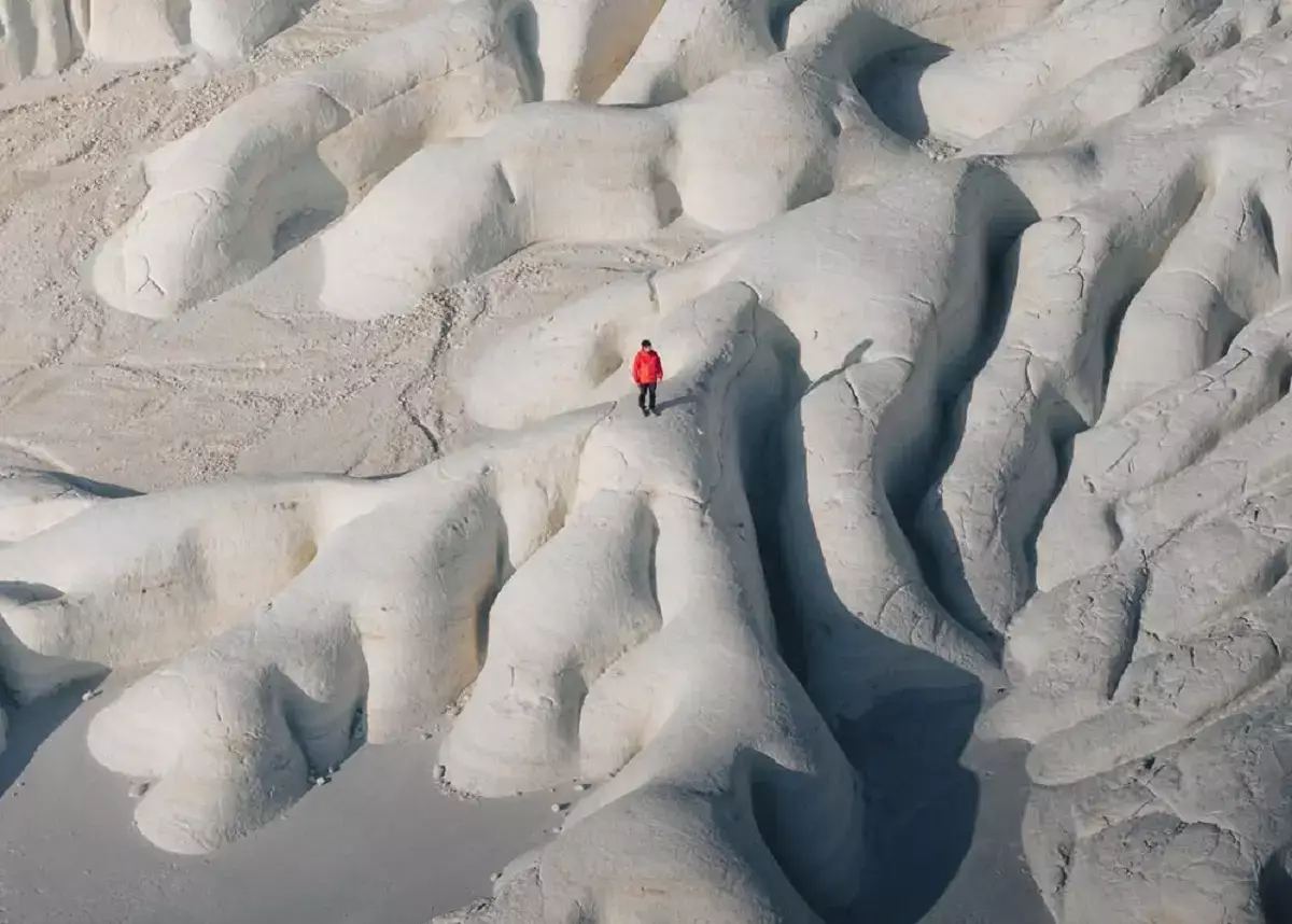 «Инопланетные пейзажи»: фотограф из Великобритании с восторгом описал природу Мангистау - новости на Lada.kz 02.12.2025