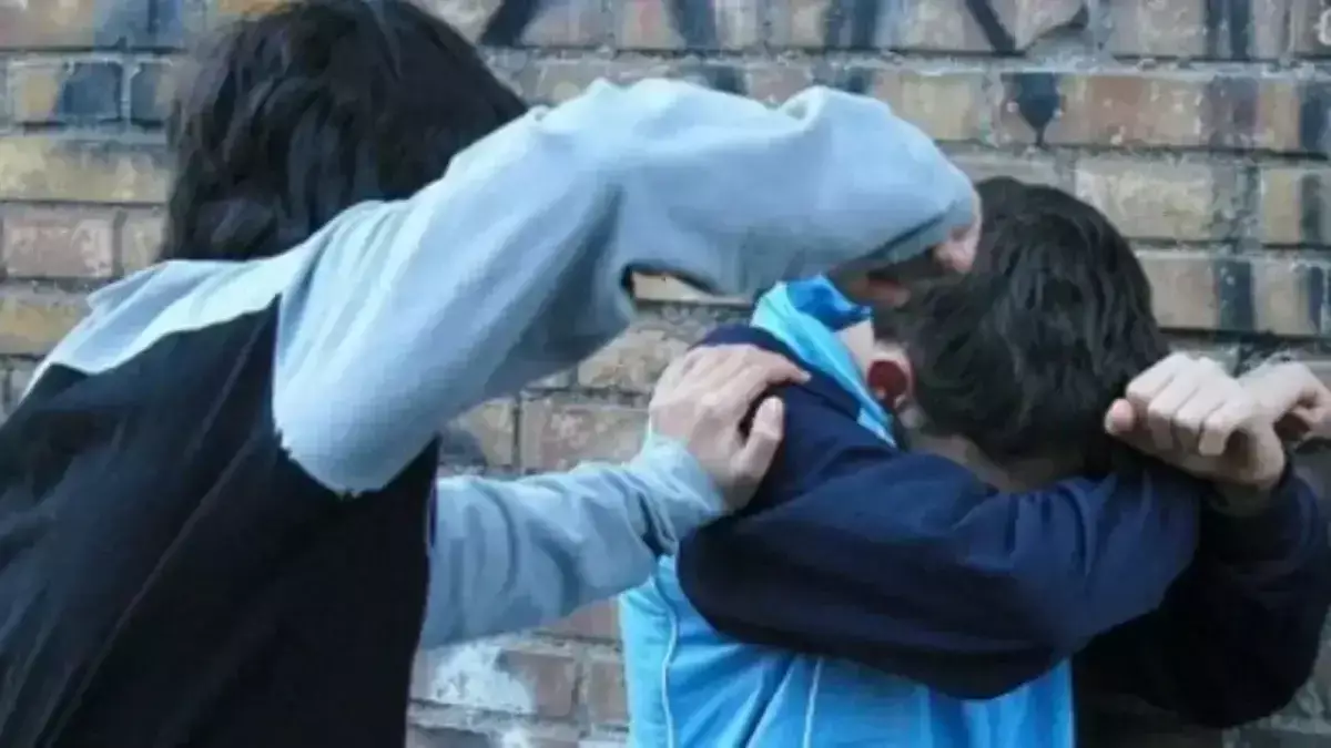 Оралда 11-сынып оқушысы мектеп ішінде төменгі сыныптың оқушысын ұрған