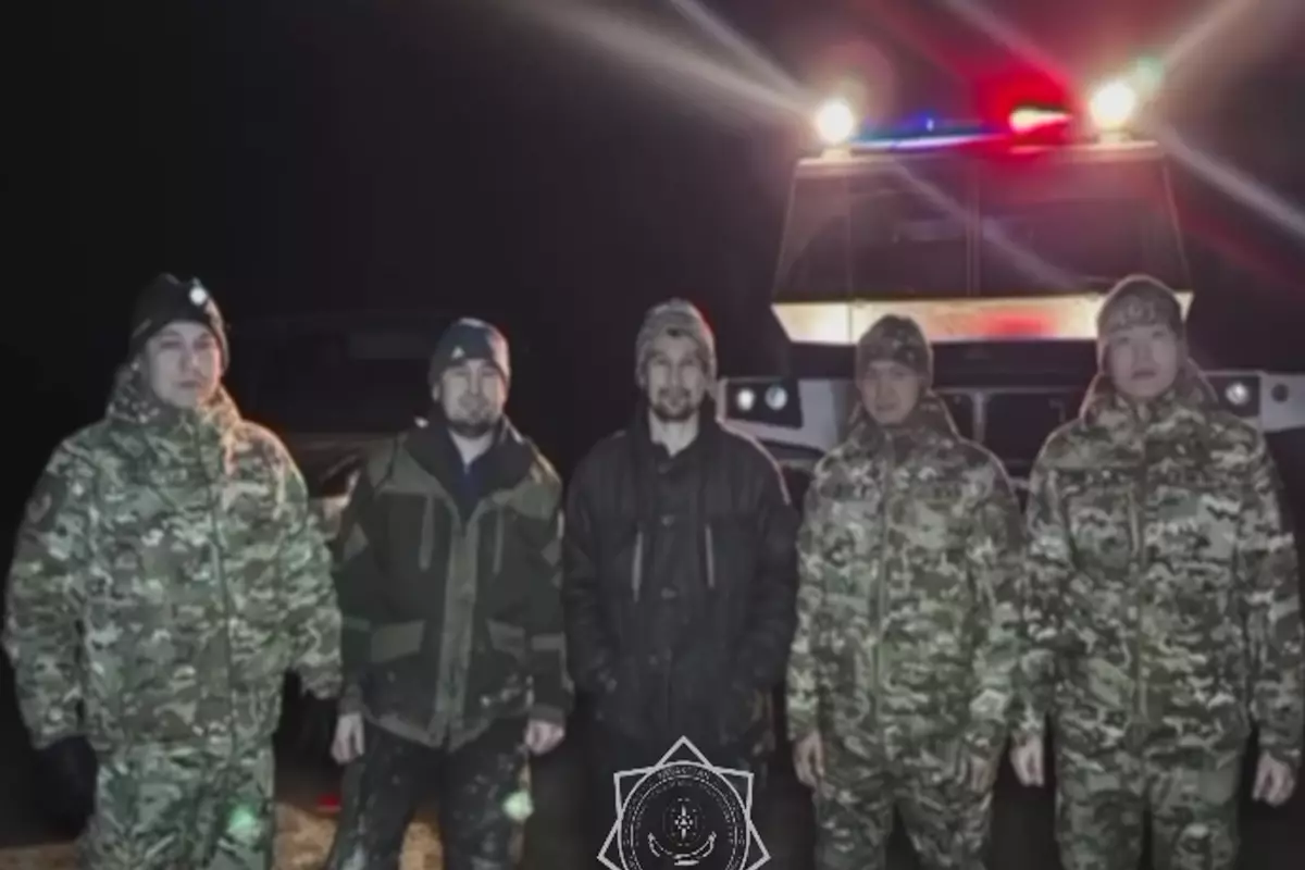 Автомобиль увяз в грязи: спасатели выручили путников под Кульсары