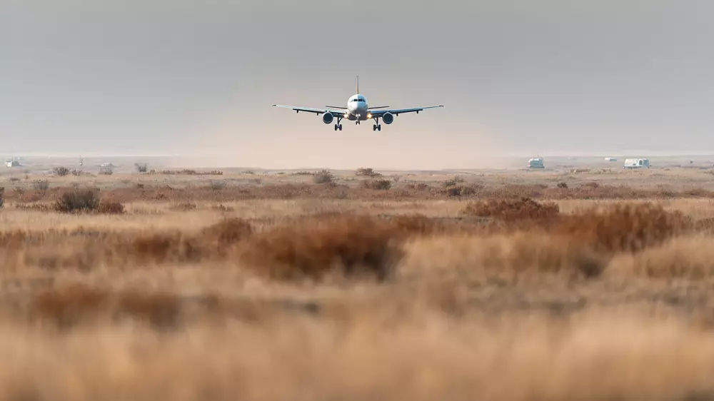 “Все в шоке“. Иностранцы отказались покидать самолет, приземлившийся в Актау