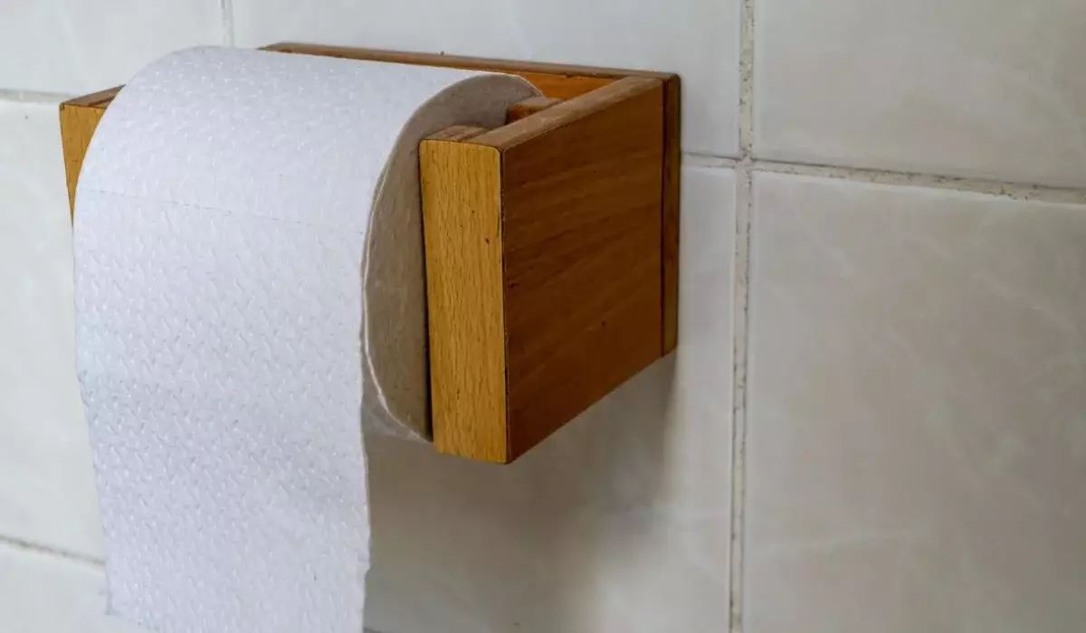 Семейде дәретхана қағазындағы жазуды көрген тұрғындар жағасын ұстады