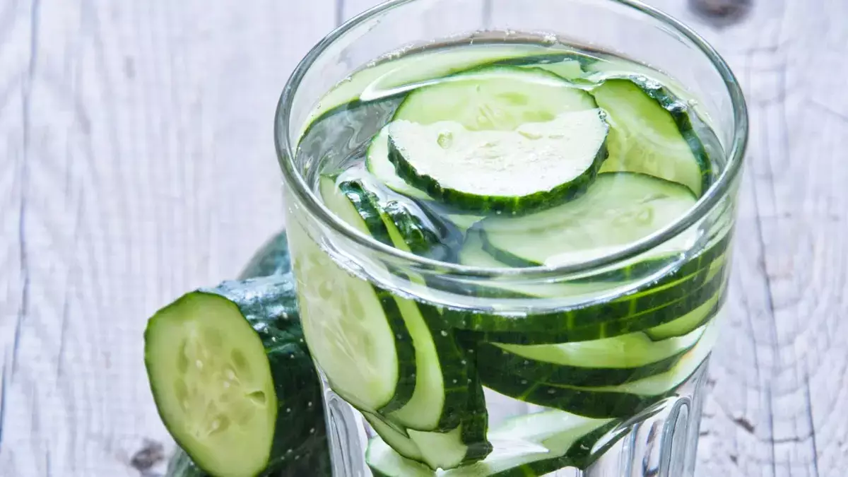 Плоский живот без салатов: как обычная вода с огурцом творят чудеса - новости на Lada.kz 02.12.2025