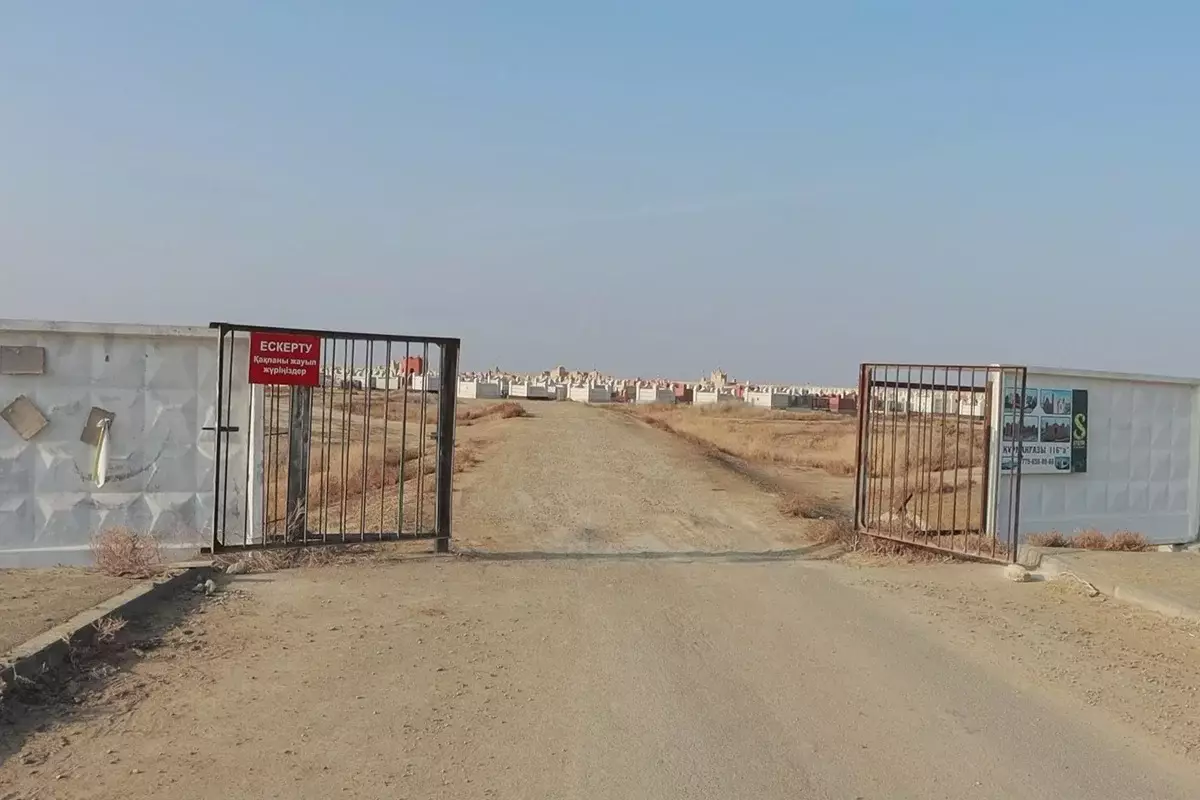 Вандалы в Атырау сломали месяцы на могилах мусульманского кладбища