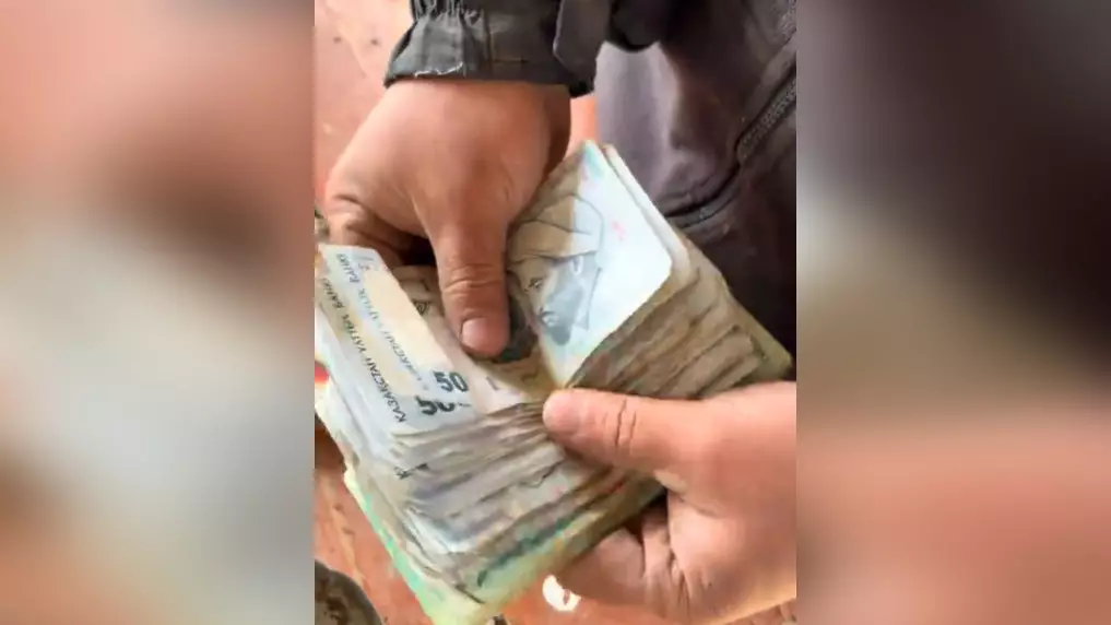 Казахстанец нашёл под полами дома тайник с деньгами 90-х