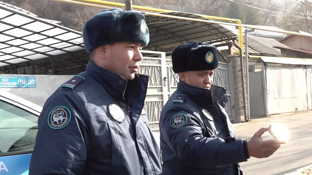 В Алматы участковые инспекторы проводят массовые обходы домов и квартир