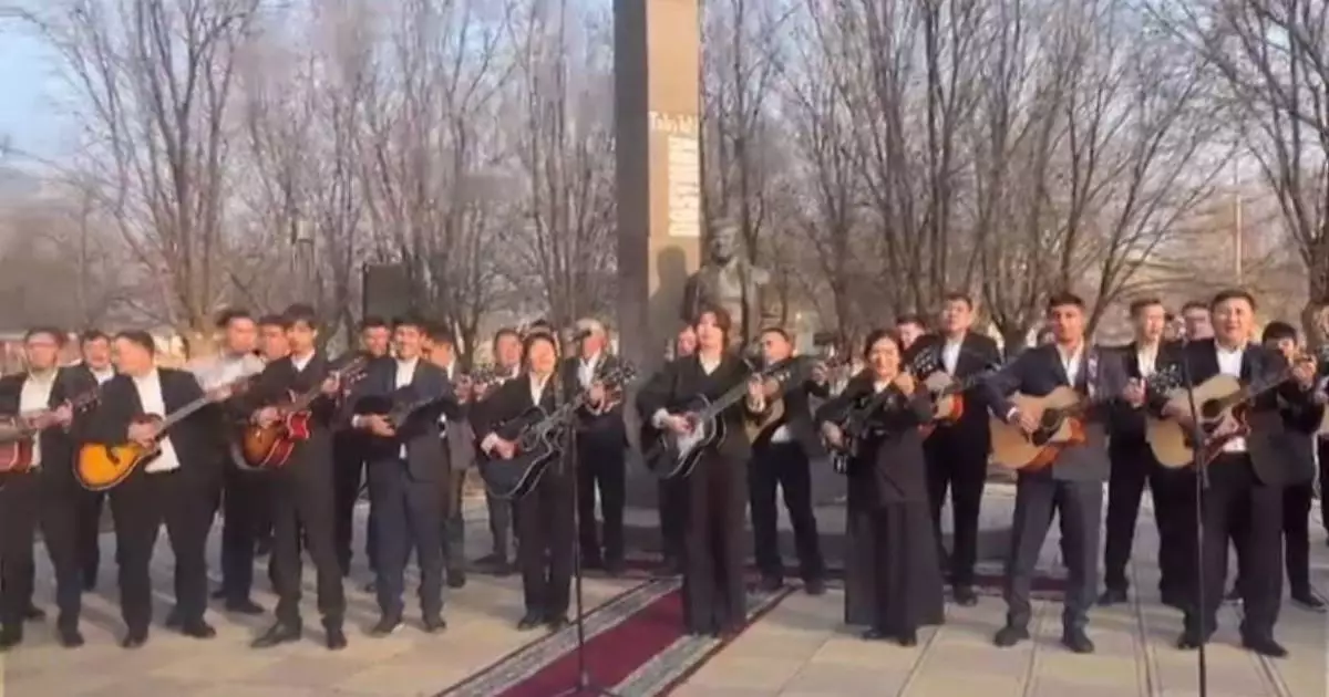  Атырауда 60 гитарашы бір мезетте Табылды Досымовтың әнін шырқады (ВИДЕО) 