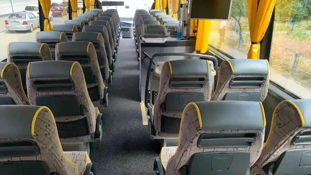 Автобус с 54 пассажирами из Узбекистана попал в аварию в Казахстане.