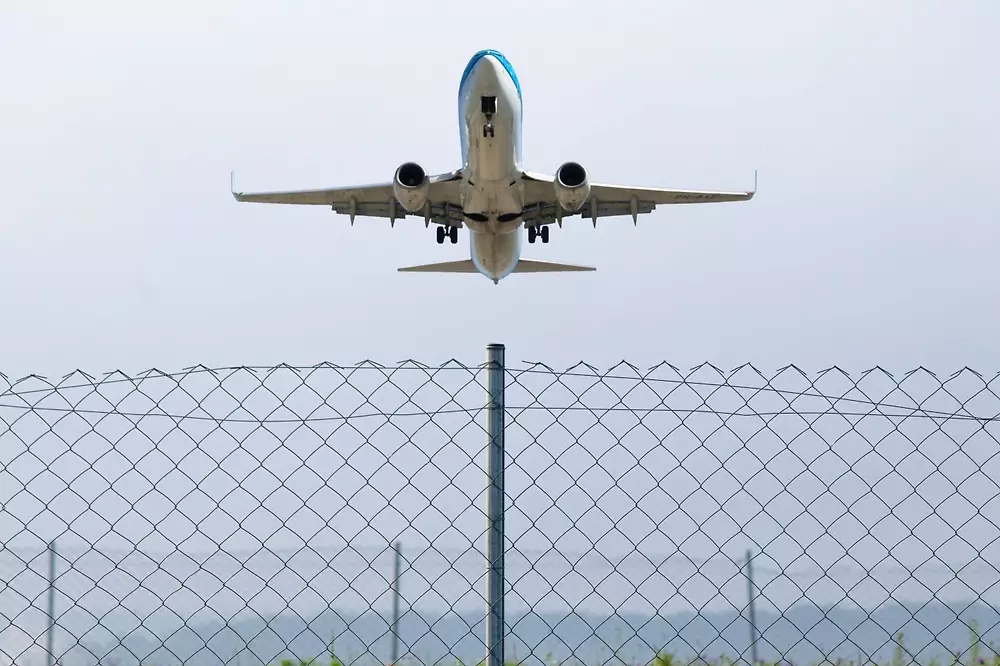 Самолет с россиянами совершил посадку в степи Казахстана в полутора тысячах километров от пункта назначения.