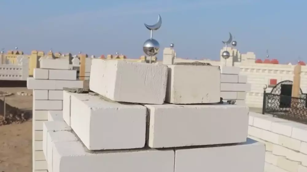 Неизвестные разрушили могилы на кладбище в Атырау, ведутся их поиски