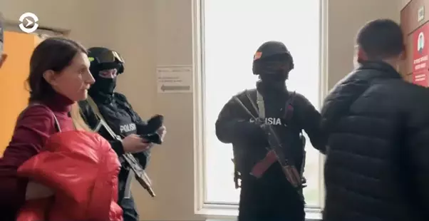 Полиция Казахстана провела обыск в редакции Orda и предъявила обвинение главному редактору за распространение ложной информации.