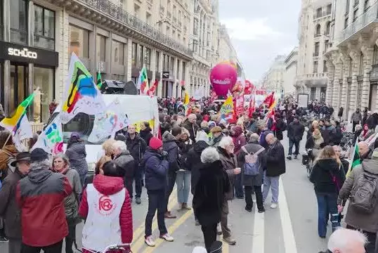 В Париже тысячи людей вышли на протест против бюджетных сокращений