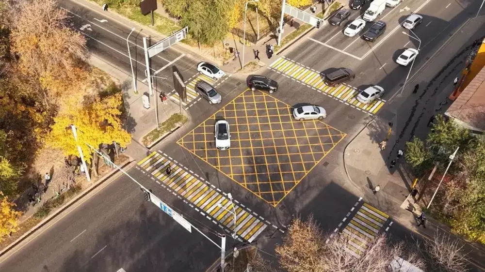 “Вафельная разметка“ в Алматы: всё, что нужно знать водителям