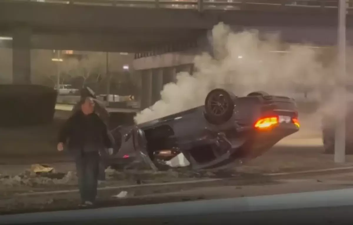 Автомобиль опрокинулся на крышу после удара о столб в Астане