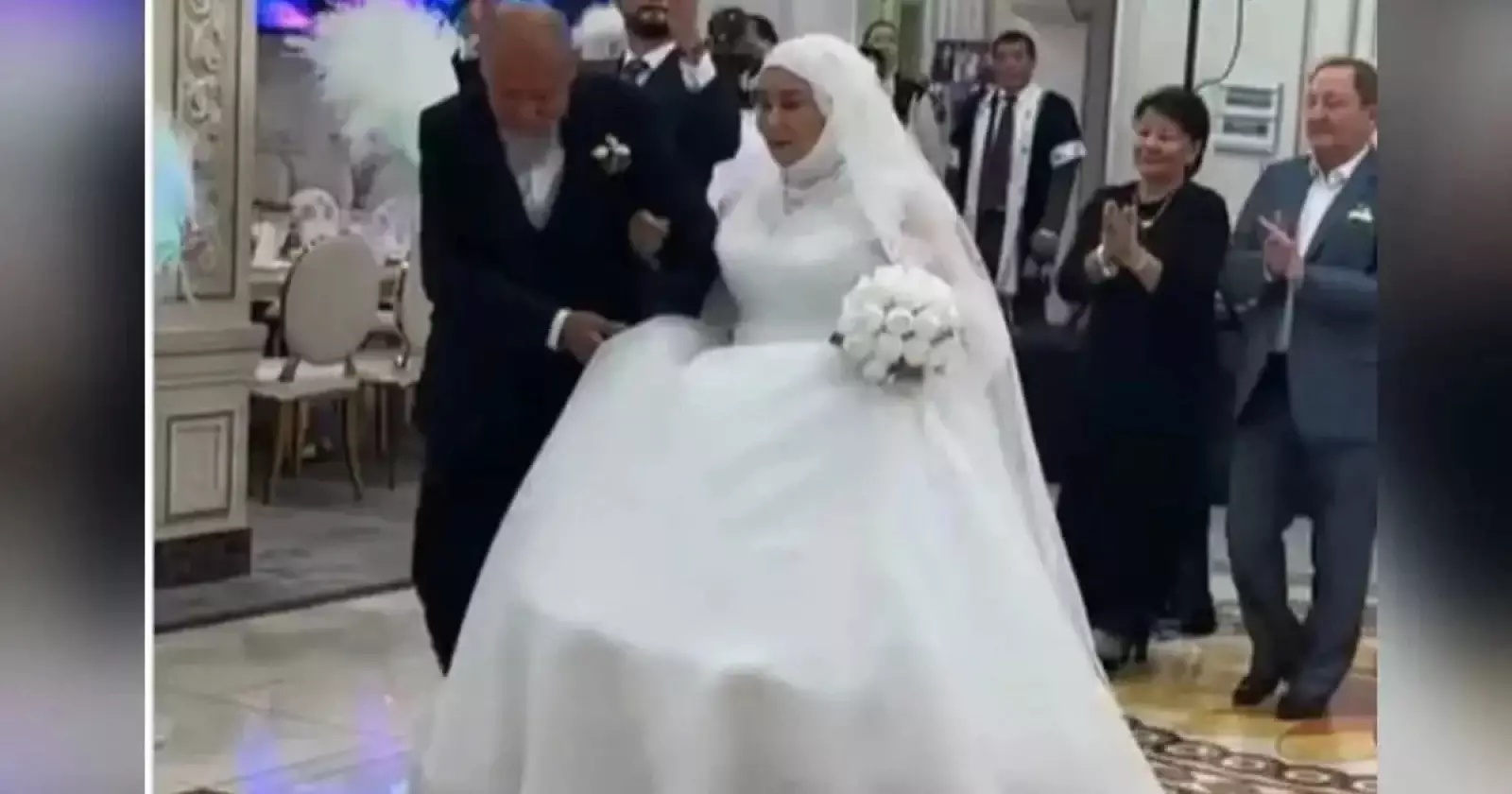 «Жастық шақта арман болған»: 75 жастағы ақсақал кемпіріне ақ көйлек кигізді