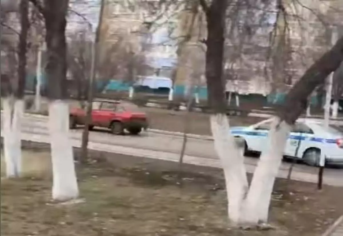 Автомобилист на скорости въехал в бетонную опору в Лисаковске