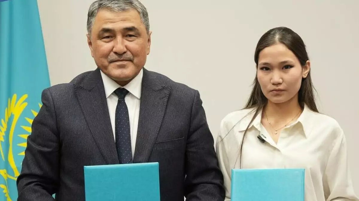 Школьница из Алматы и Минводхоз подписали меморандум по сбору воды из воздуха