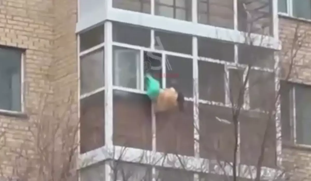 Полицейские предотвратили падение девушки с 5-го этажа в Астане (ВИДЕО)