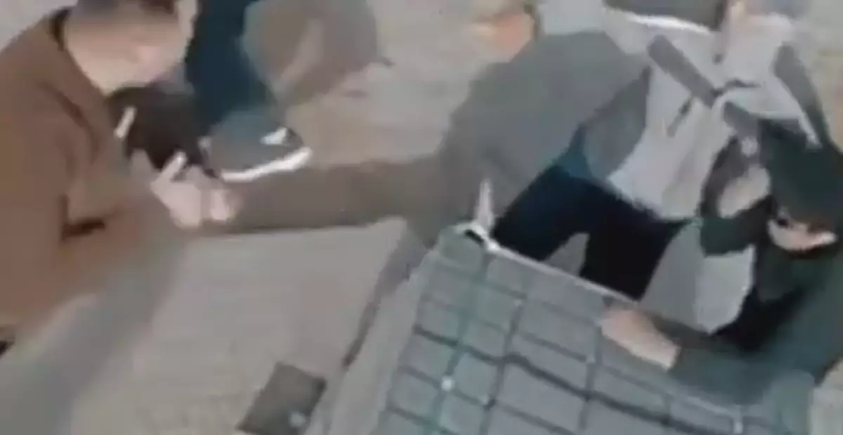 Депутат Amanat в Атырауской области ударил рабочего?