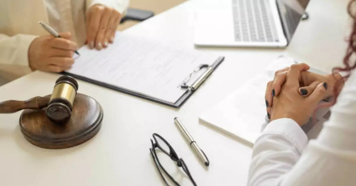  Жігітіне ренжіп, оның көлігін бүлдіріп тастаған қызға айыппұл салынды 