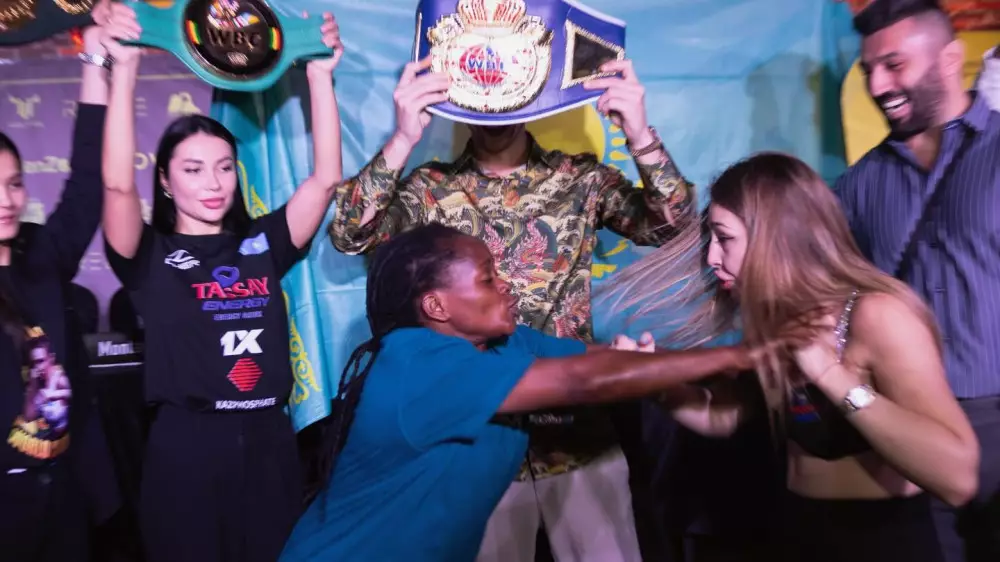 Потасовкой обернулась битва взглядов Ангелины Лукас перед боем за титул