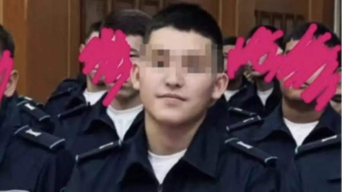 «Белдікпен қылғындырды»: Алматыда ІІМ курсанты 17 жастағы қызды азаптағані үшін айыпталуда
