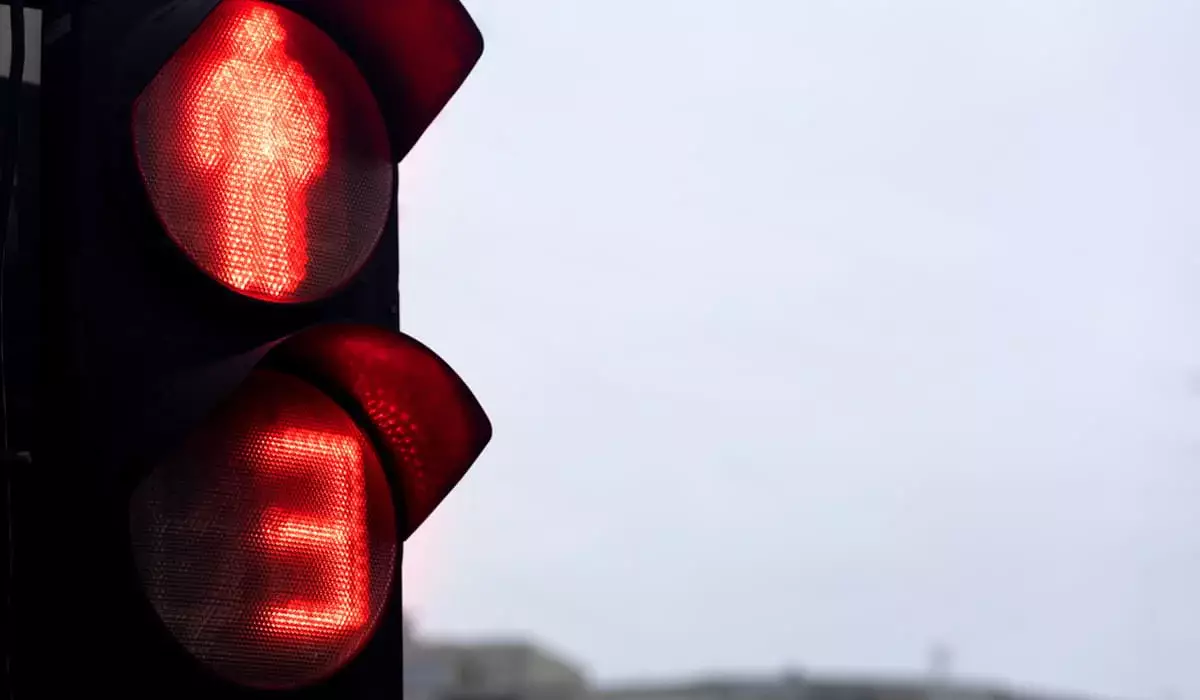 Выбежала на красный свет: девочка угодила под колеса автобуса в Караганде