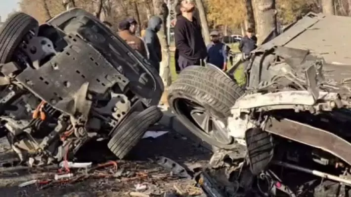 В Ташкенте китайский премиум автомобиль разорвало на части после ДТП