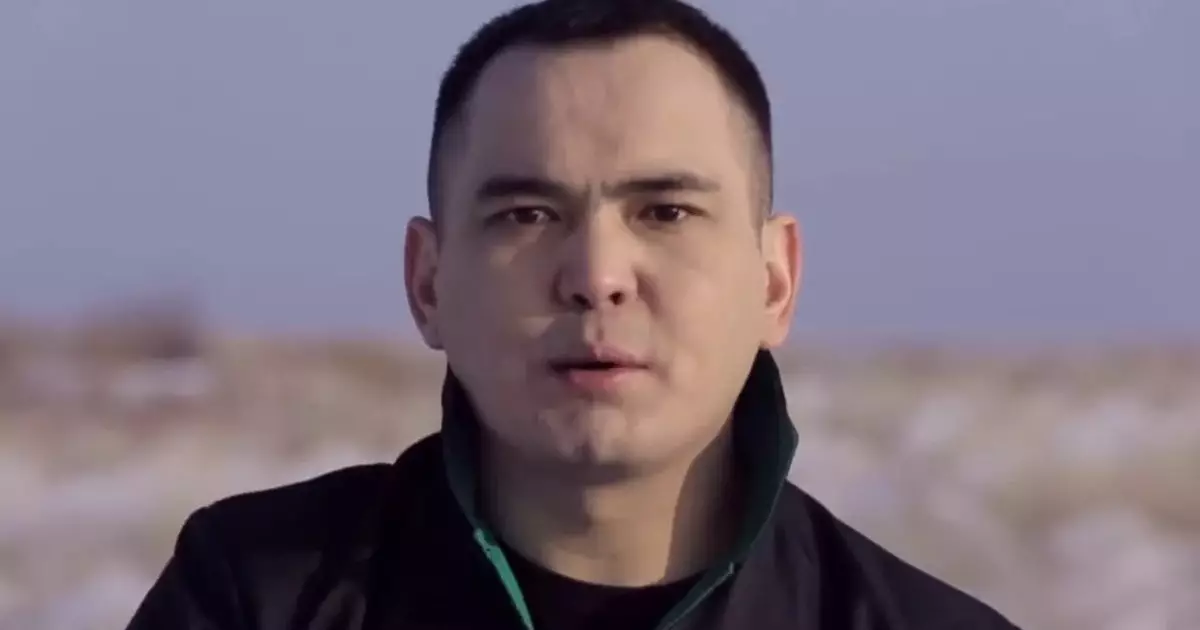  “Мені асырап алған”: Жан Ахмадиев қыз-келіншектерден кешірім сұрады 