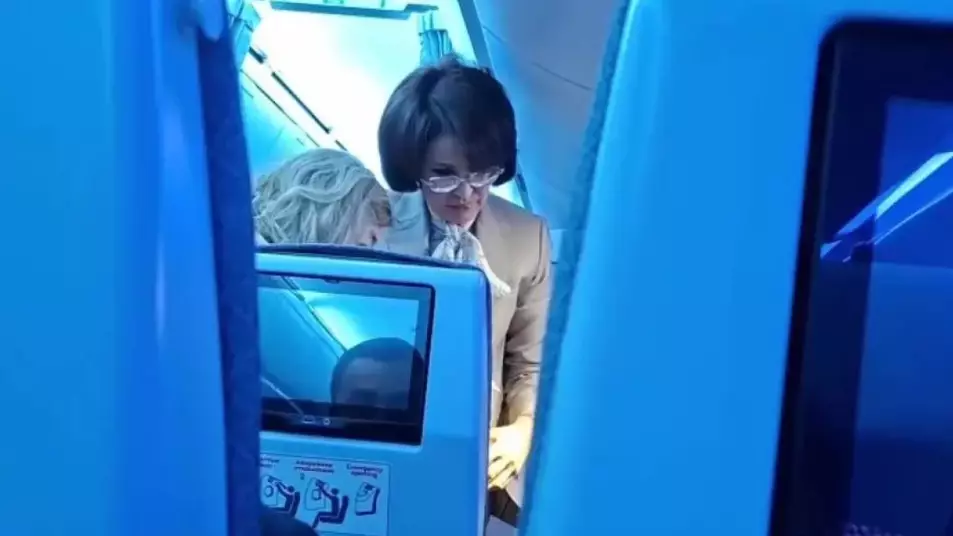 "Жолаушы құсып жатты": Министр Әлназарова ұшақта не болғанын айтып берді 
