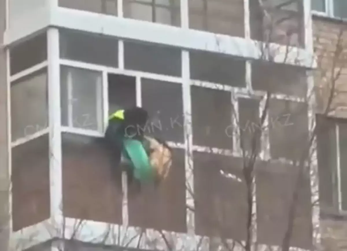 В Астане полицейские спасли девушку от суицида