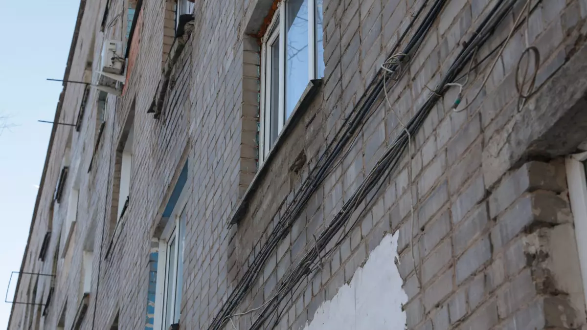 Үйдің қасбетінен құлаған кондиционер: Кінәлілер анықталып жатыр