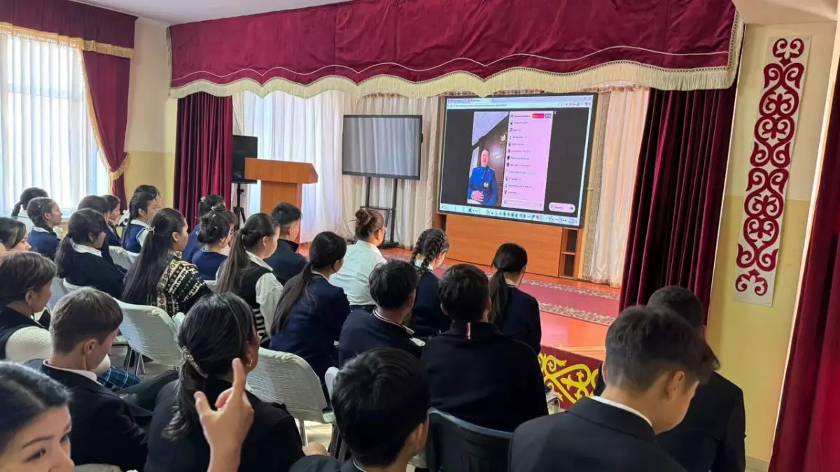 Школьники Туркестана задали прокурорам более 10 тысяч вопросов