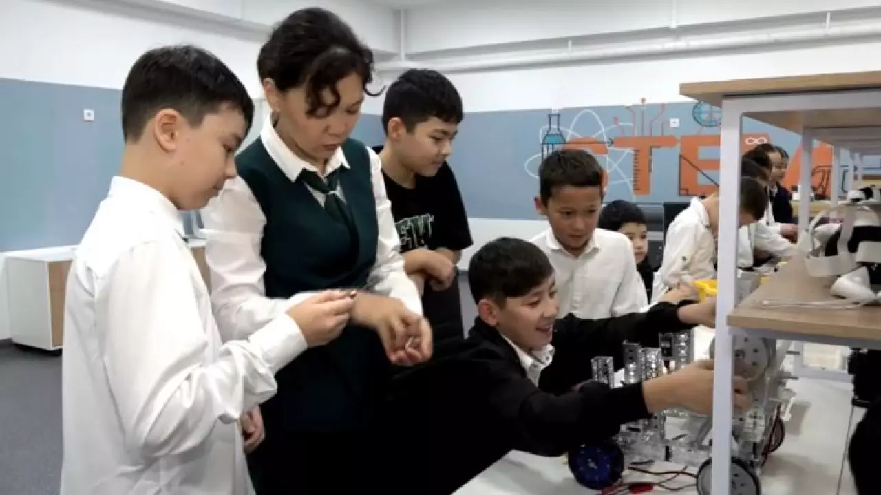 Ақтауда оқушылар робототехниканы балабақша тәрбиеленушілеріне үйретіп жүр