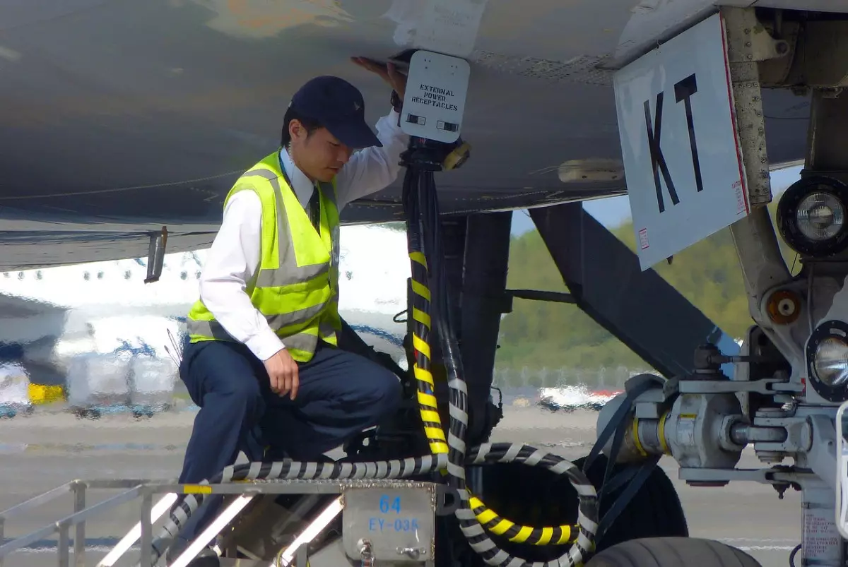 Высокая цена и дефицит авиатоплива: Токаев требует срочных решений