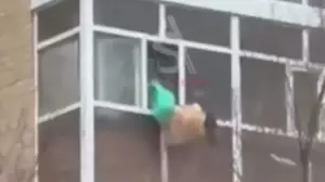 Астанада 27 жастағы әйел терезеден құлап кете жаздады