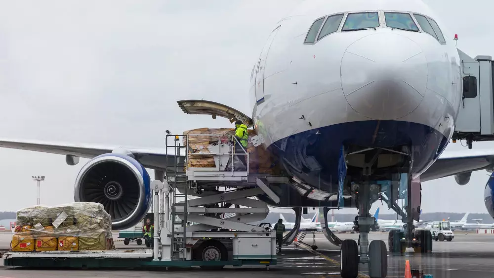 Токаев поручил сформировать полноценные авиахабы на базе аэропортов