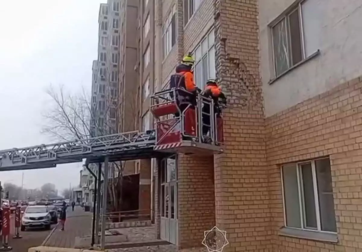 Нависающие кирпичи напугали жильцов дома в Астане