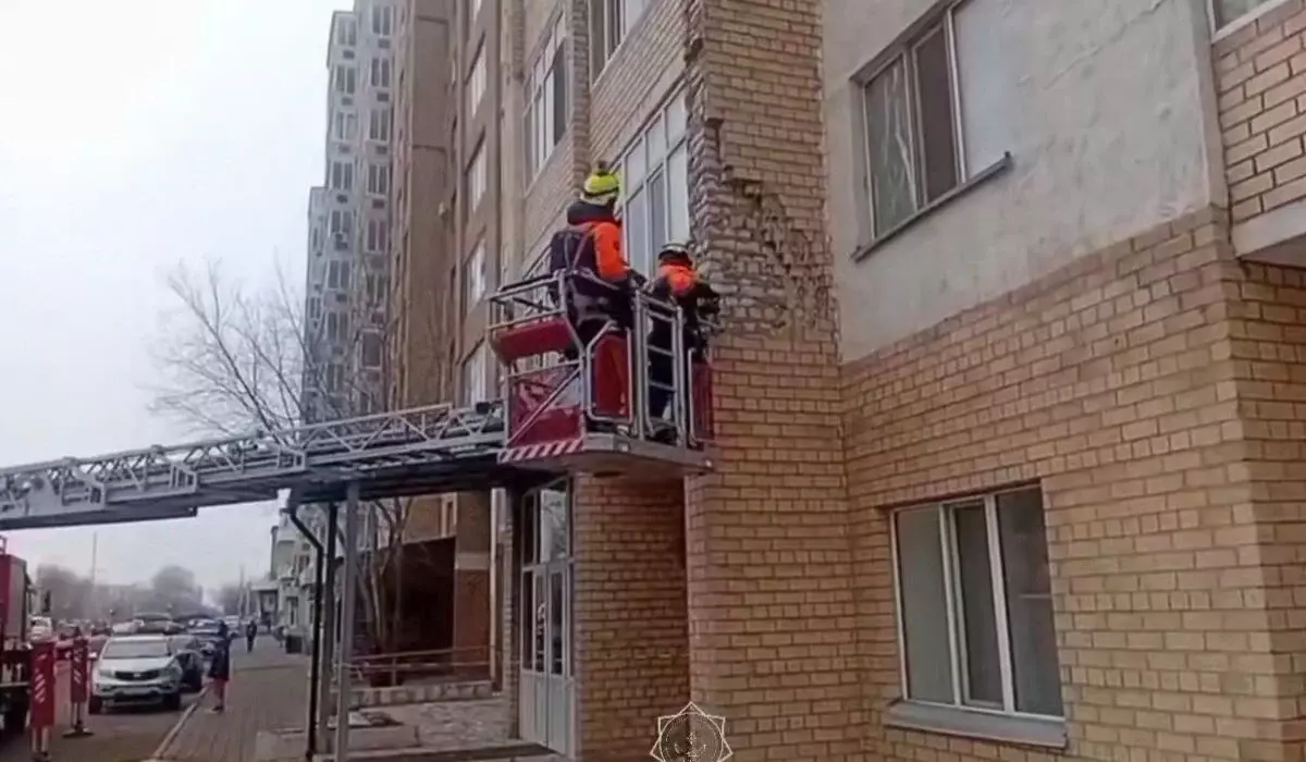 Облицовка фасада многоэтажного дома едва не обрушилась в Астане (ВИДЕО)