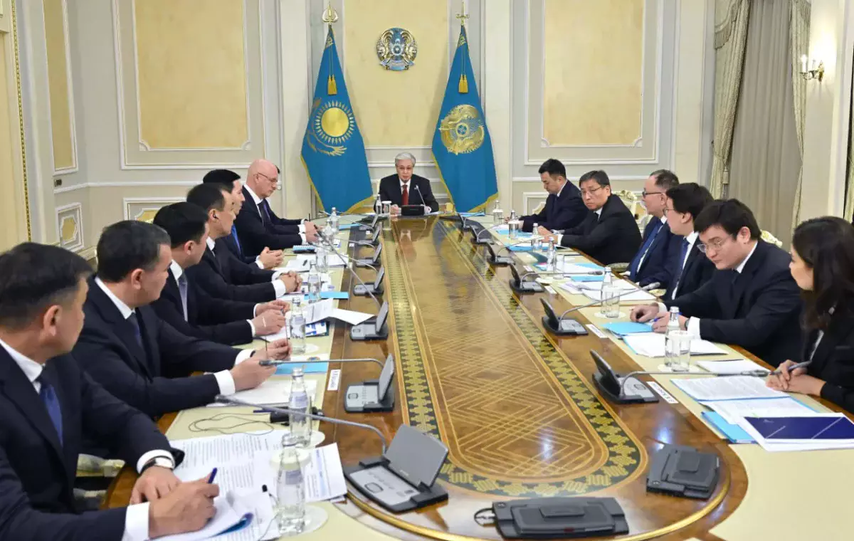 Глава государства провел совещание по развитию региональных грузовых авиахабов