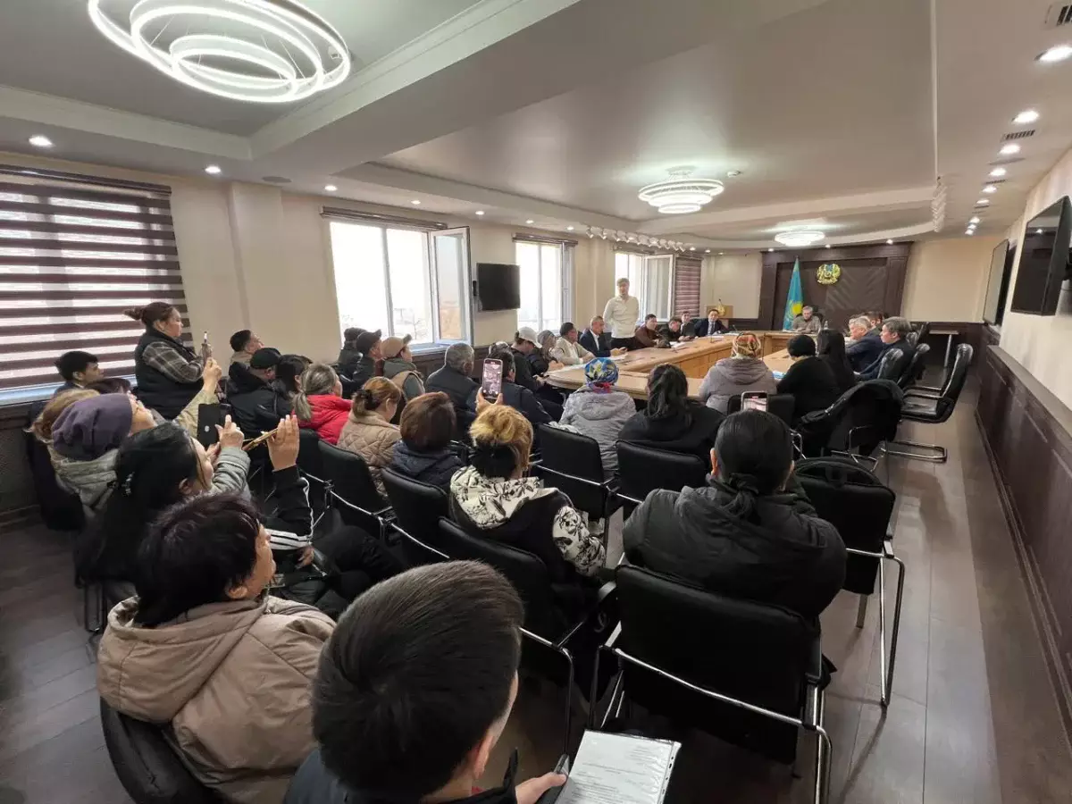 Алматы әкімінің орынбасары  Алатау ауданы тұрғындарымен кездесті