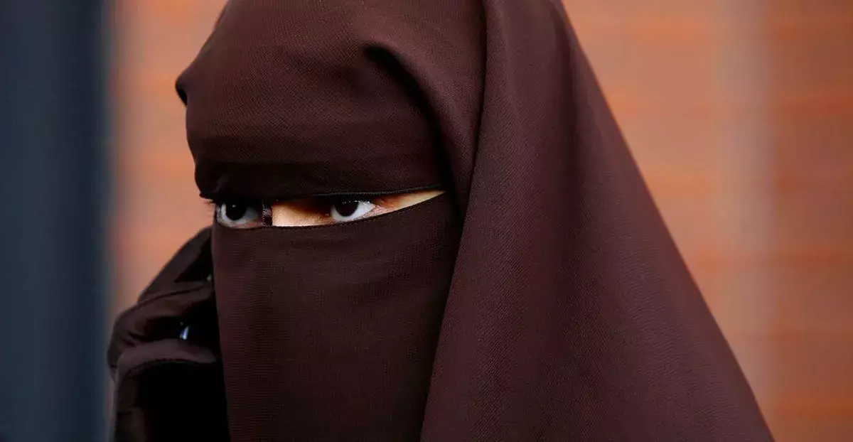 Қоғамдық орындарда ниқабпен жүргендерге қанша айыппұл салынады