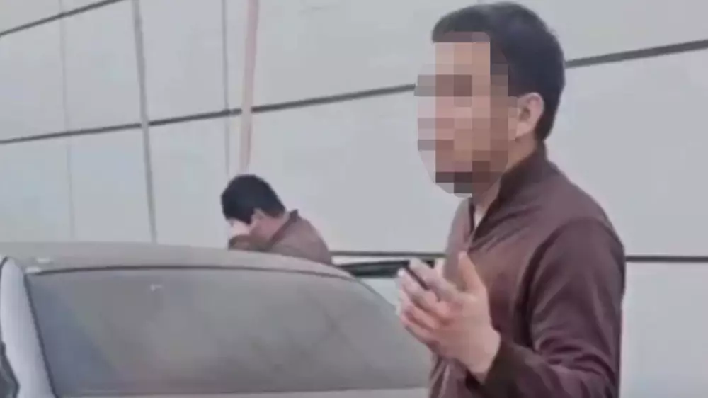 Алматинку спасли от похищения на парковке супермаркета