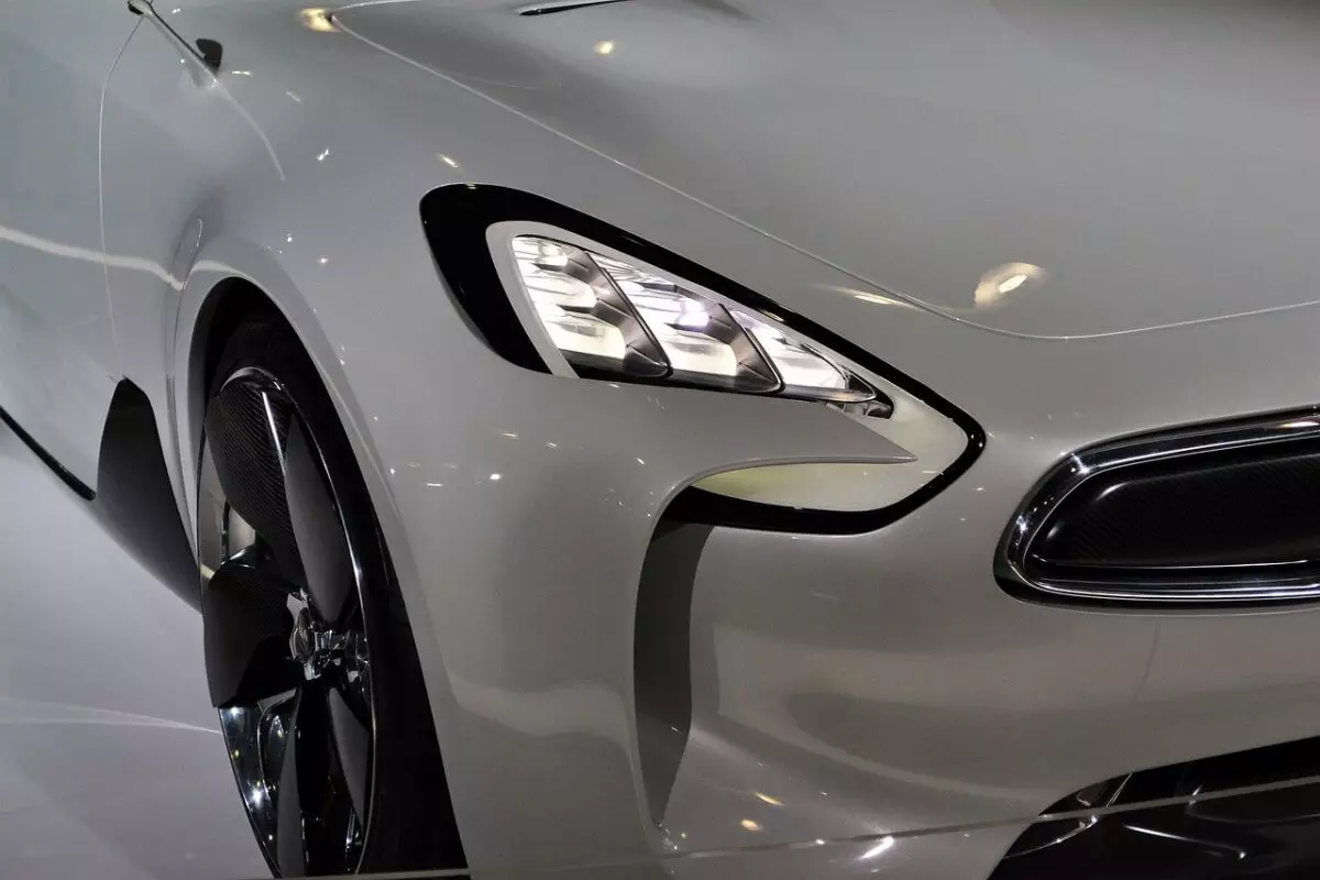 Девушка ударом ноги повредила автомобиль парня в Таразе