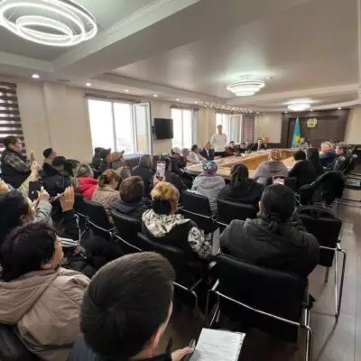 Замакима Алматы встретился с жителями Алатауского района по вопросам компенсации за выкупаемые участки