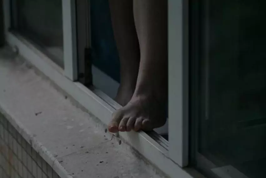 Девушка пыталась спрыгнуть с 5 этажа в Астане