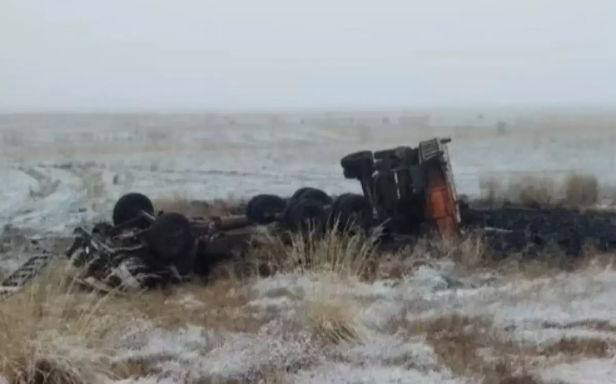 Павлодарда КамАЗ аударылып, екі адам қаза тапты