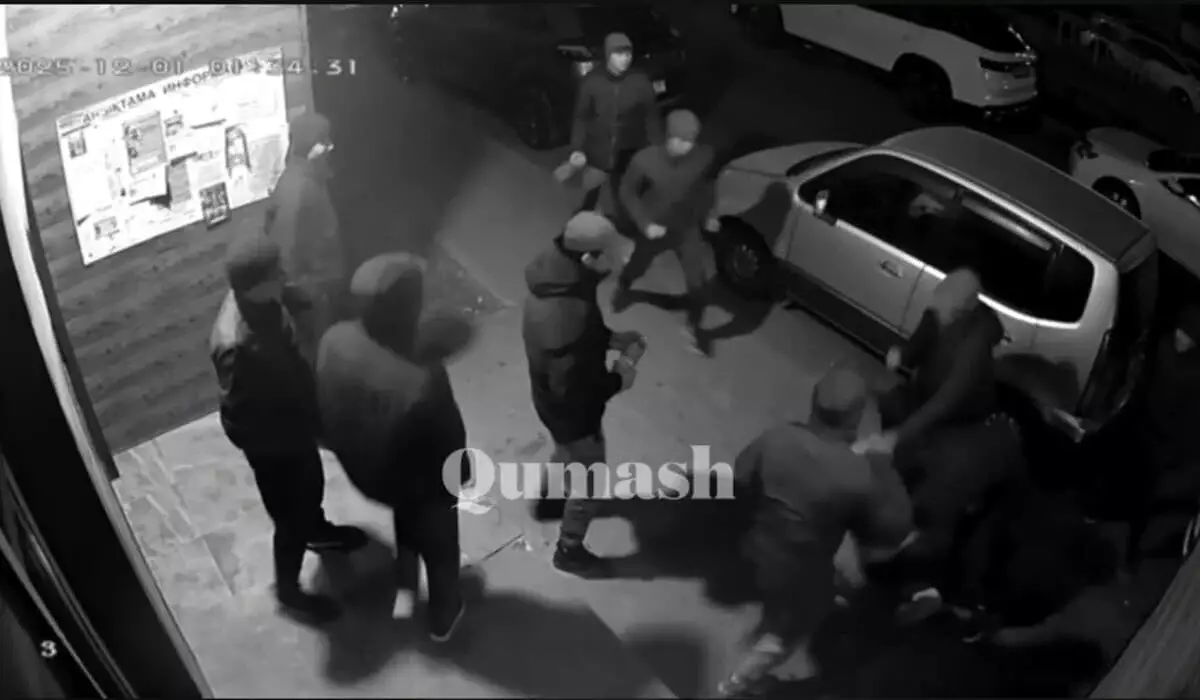 Толпа жестоко избила прохожего близ Алматы: кадры нападения шокировали сеть
